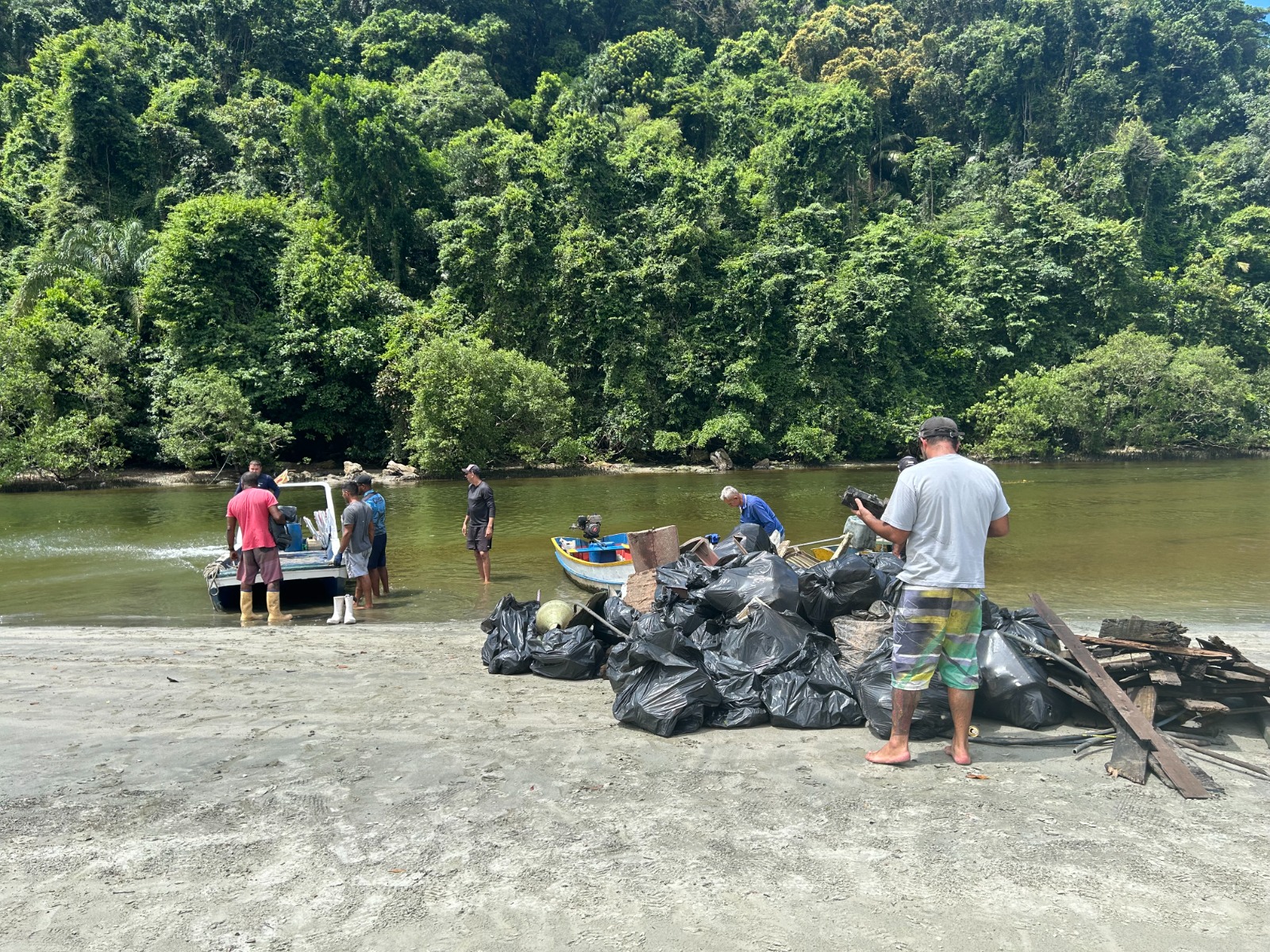 Mar Sem Lixo: Governo de SP aumenta em quase 50 vezes a retirada de resíduos e ultrapassa R$ 1 milhão em pagamentos a pescadores