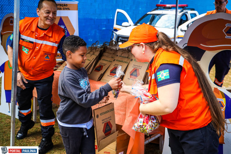 Defesa Civil promove ação educativa e leva orientações de segurança para alunos em Paulínia