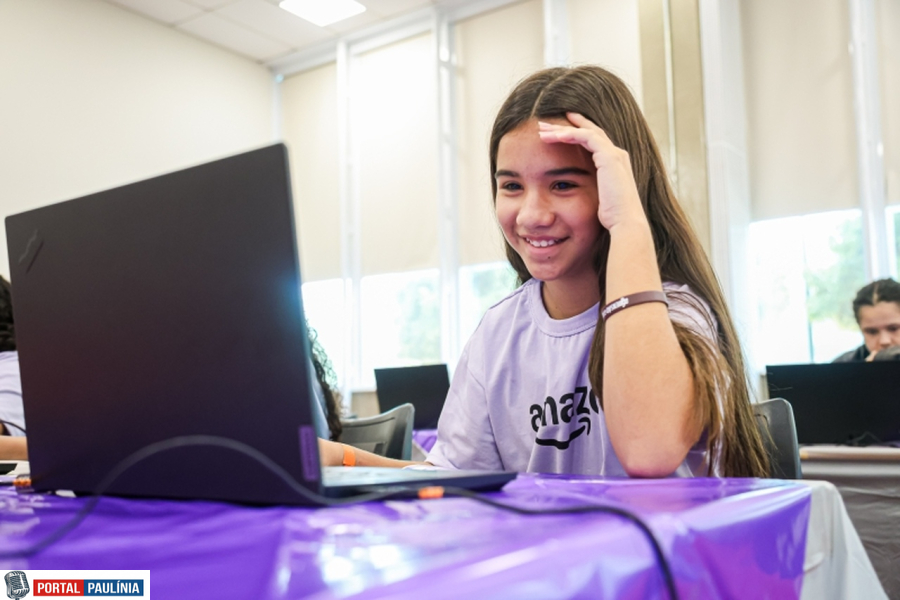 Paulínia abre consulta pública para diretrizes de educação digital nas escolas municipais