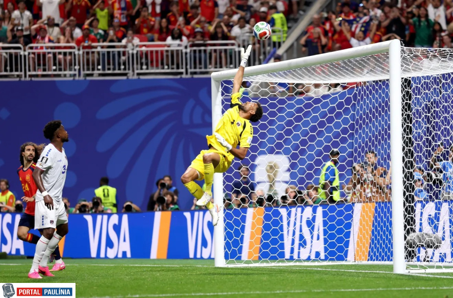 De 50 mil para mais de 2,8 milhões: Goleiro Vozinha vira fenômeno nas redes sociais após atuação histórica contra a Espanha